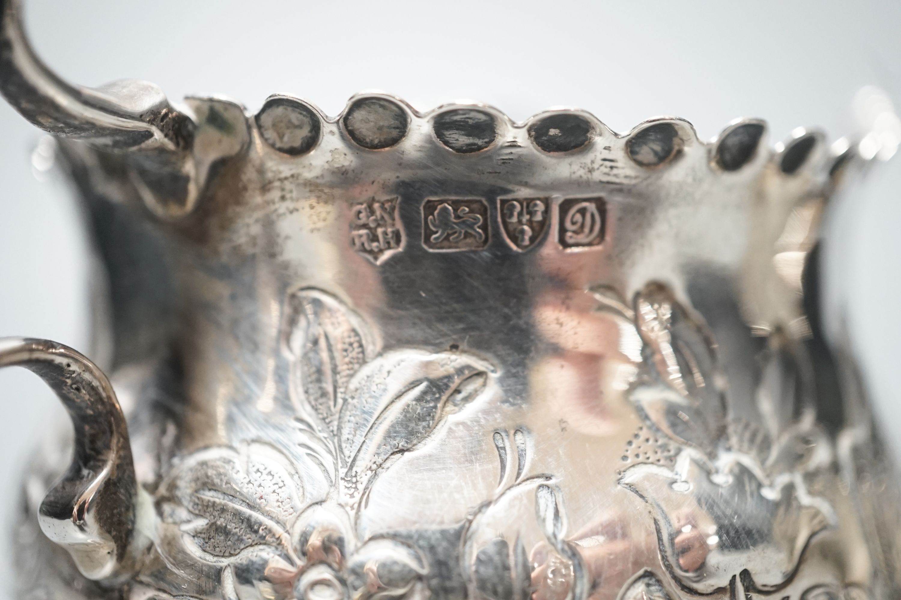 An Edwardian silver cream jug, Chester, 1904 and a late silver sauce boat, 9.5oz.